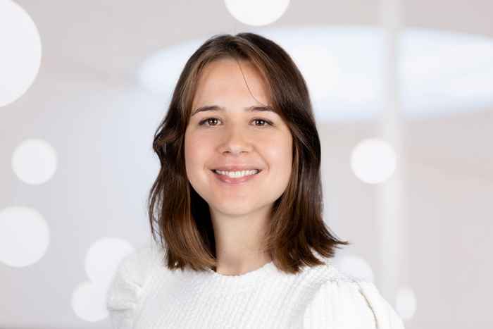 Portret van docent in wit shirt met lichte achtergrond